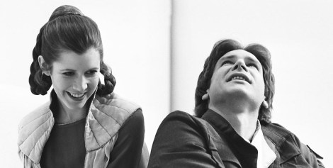 Carrie Fisher e Harrison Ford em momento entre filmagens no set da Cidade das Nuvens
